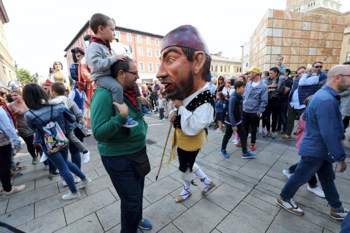 Comparsa de gigantes y cabezudos en el centro de Zaragoza