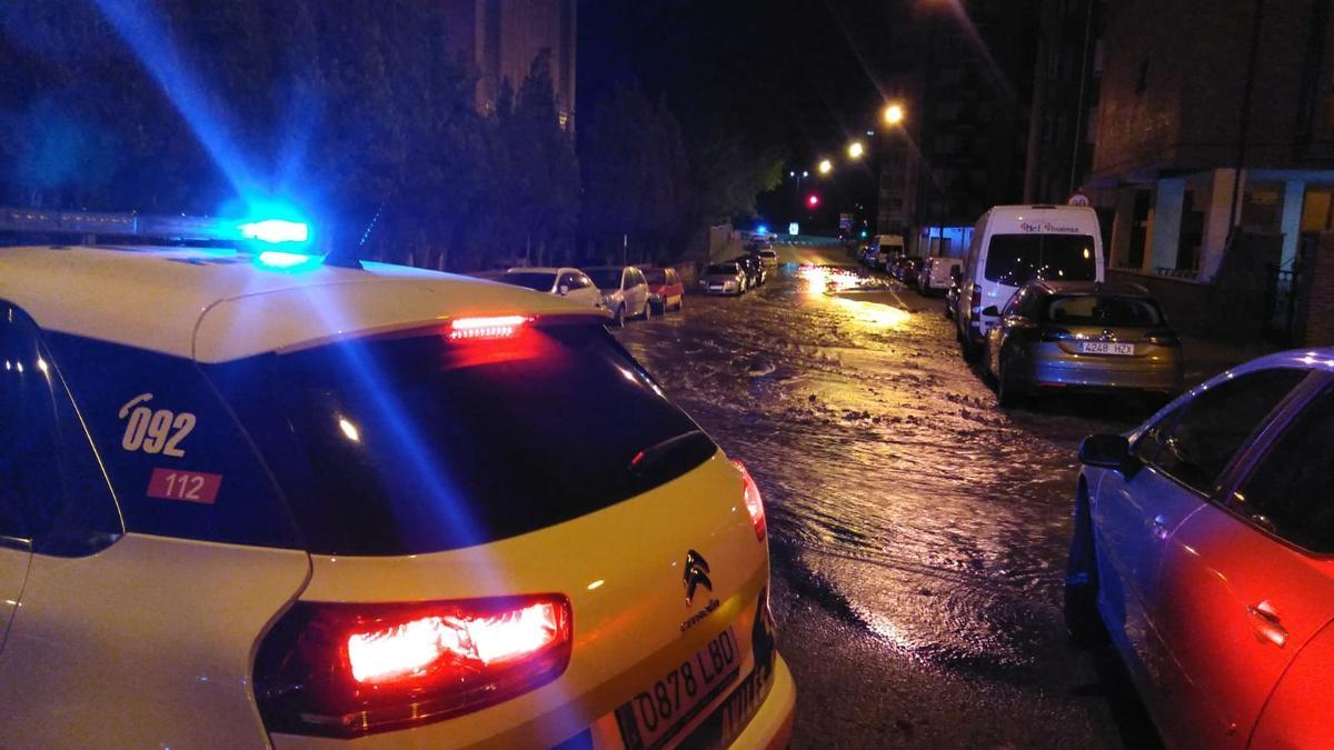 Agentes, esta madrugada, en Valdés Salas.