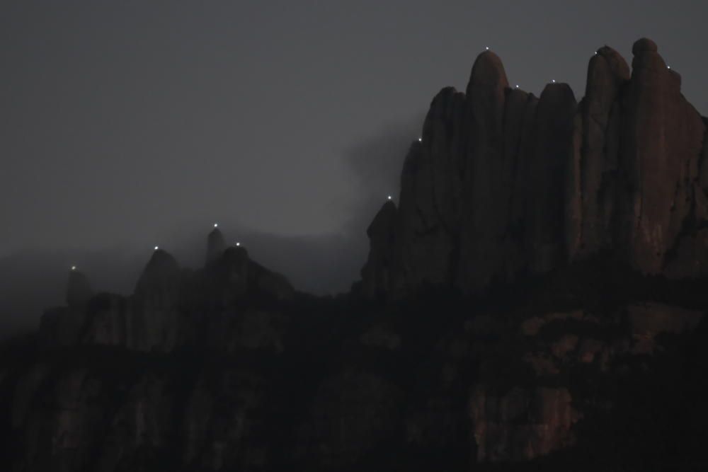 Galeria de fotos: «Llum i llibertat» il·lumina les agulles de Montserrat