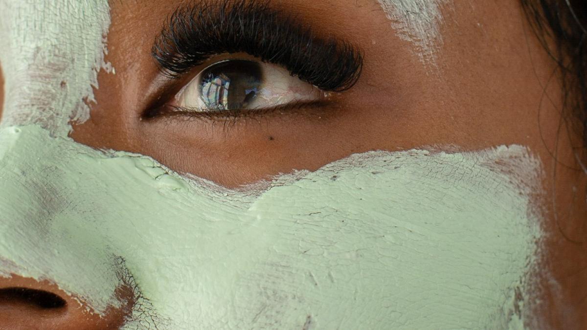 Una chica con una mascarilla de arcilla puesta