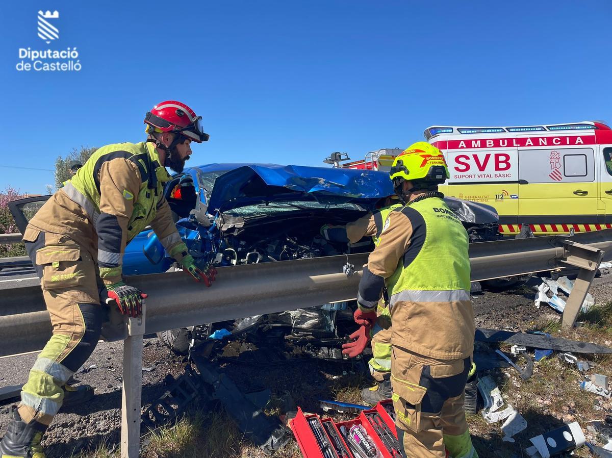 Los bomberos trabajan para excarcelar a las personas atrapadas en el accidente de Vila-real