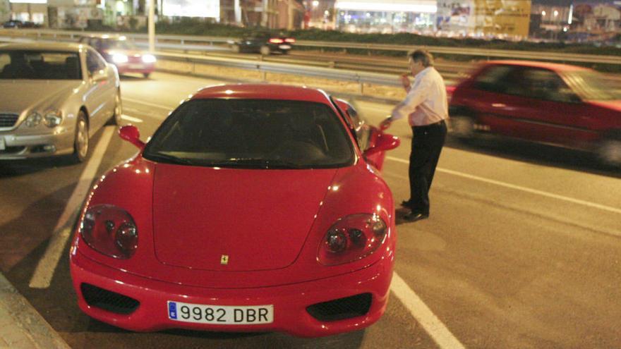 Rus, con su segundo Ferrari y encendiéndose un puro en 2005. Foto: Perales Iborra