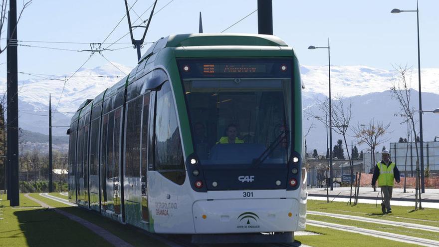 El metro granadino, circulando en pruebas.