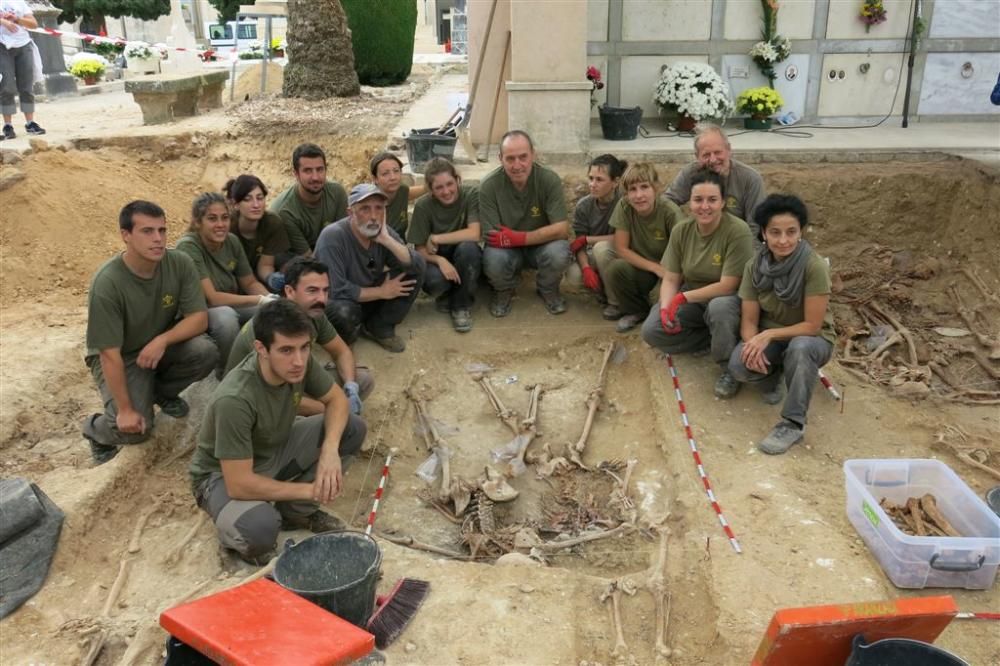 Armengol visita los trabajos de exhumación en la fosa común de Porreres