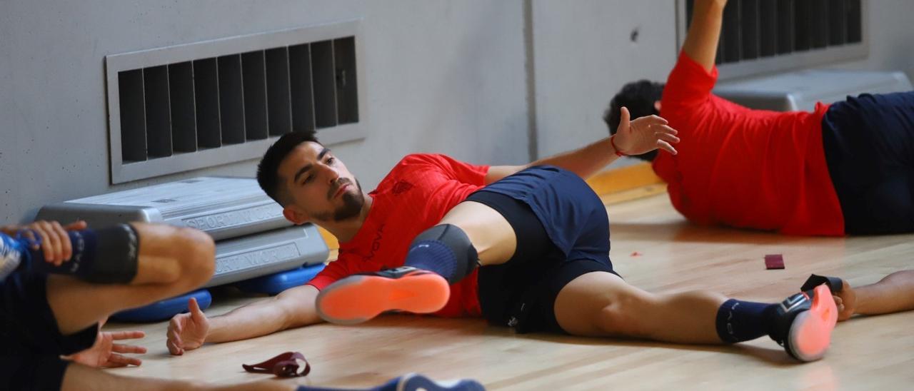Lucas Bolo, estirando a conciencia durante una sesión de trabajo del Córdoba Futsal.