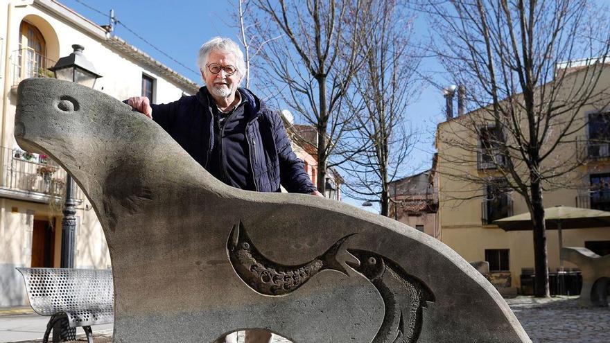 Lluís Mateu al costat d’una de les escultures fetes per ell de la plaça de la Vila de Salt.