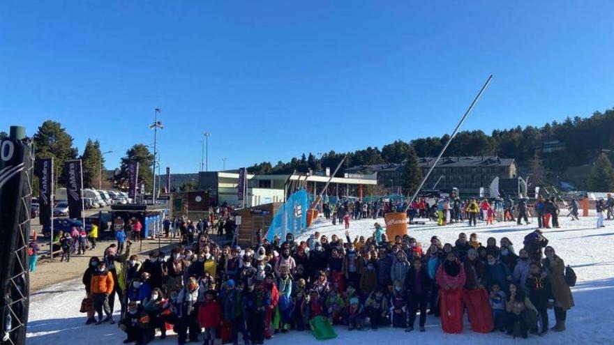 El grup de joves que ha participat a l&#039;esquiada a la Molina