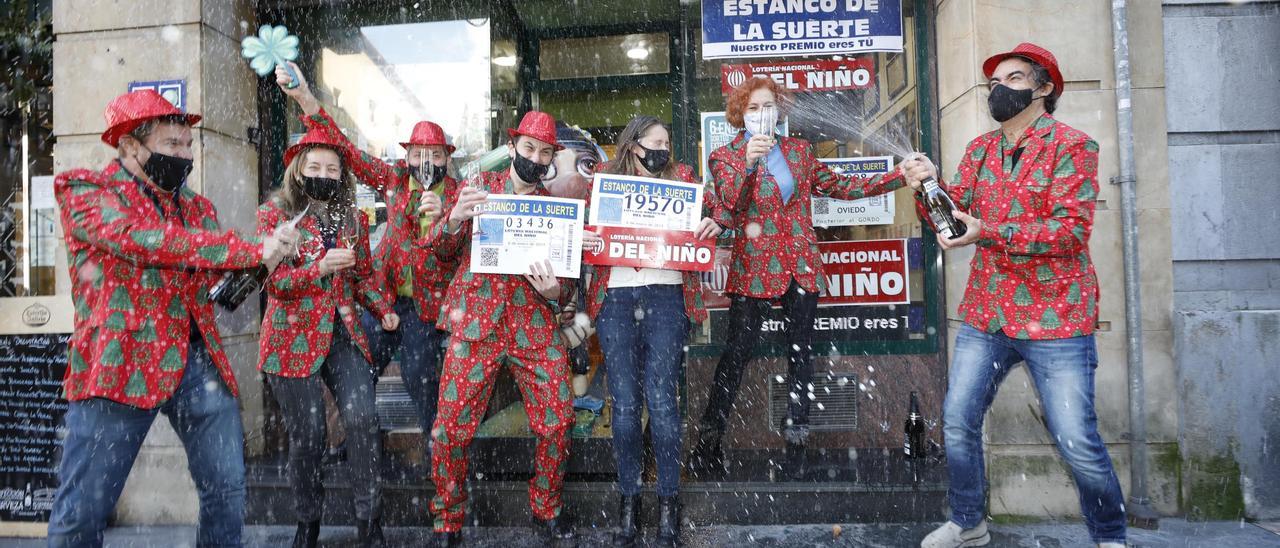 El estanco de la suerte de la calle Jovellanos de la capital asturiana reparte el 1º y el 2º premio del Niño: "Es una alegría inmensa para Oviedo"