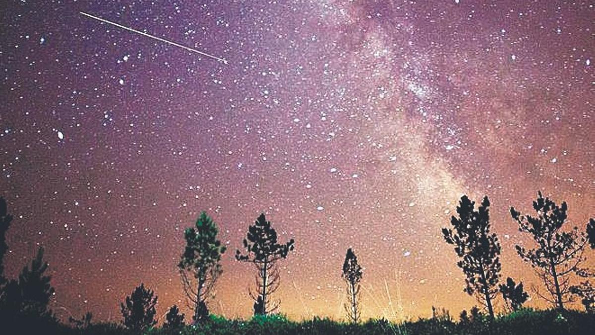 La Vía Láctea y varios meteoros de las conocidas como perseidas en el cielo de Galicia.