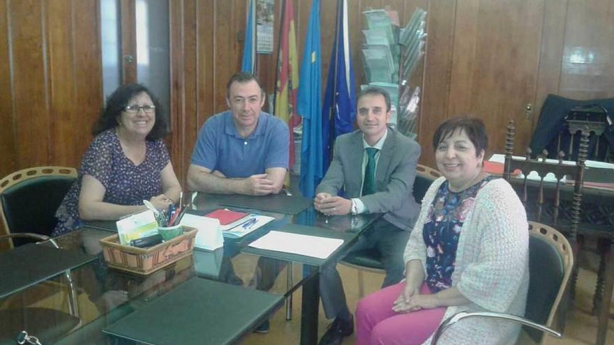 Chelo Bernardo, presidenta de &quot;Mujeres por Grado&quot;; José Luis Trabanco, alcalde de Grado; Juan Manuel Fernández, director de Caja Rural de Asturias, y Margarita Gómez, ayer en el Ayuntamiento moscón.