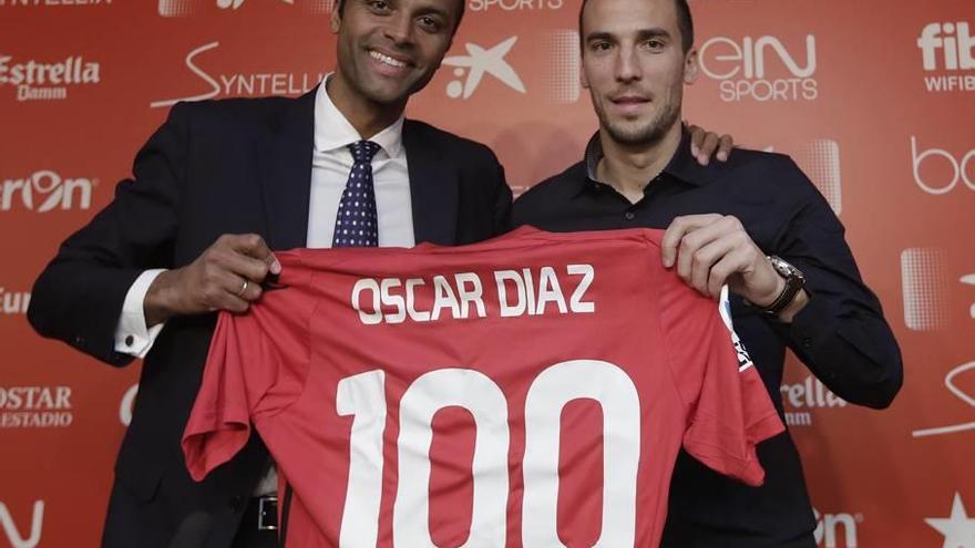 Maheta Molango y Óscar Díaz, el día de la presentación del futbolista.