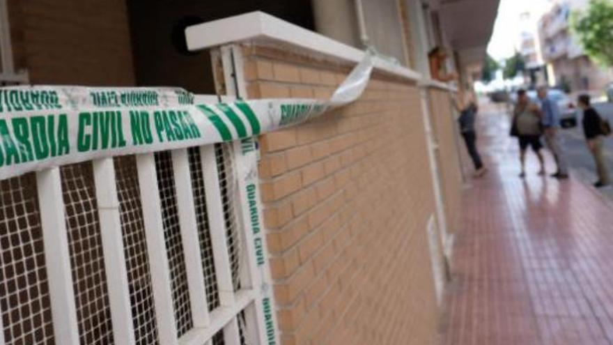 La Guardia Civil precintó la casa de Guardamar donde apareció el cadáver.