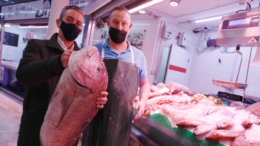 Esteban Jirout y Pedro Fernández en el mercado del Sur de Gijón