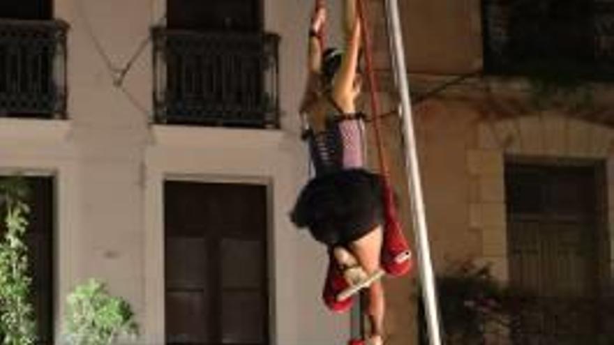 Un espectáculo acrobático abre la I Setmana del Teatre de la Font de la Figuera