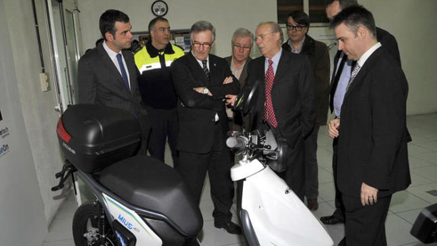 Vila, Trias i directius de Rieju amb la moto elèctrica MIUS.