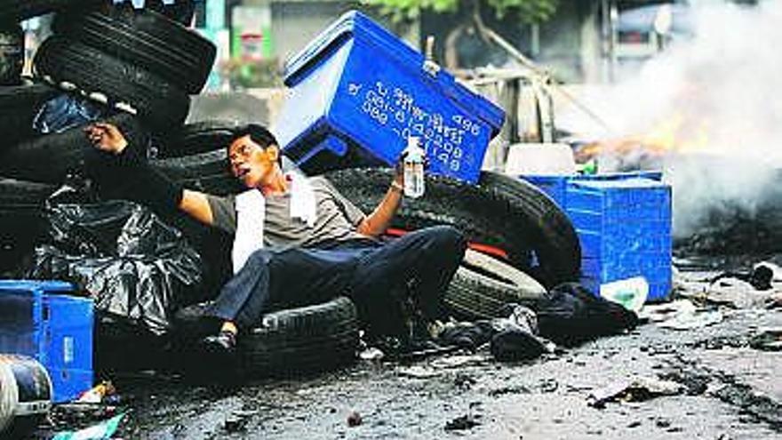 Uno de los «camisas rojas», protegido tras una barricada.