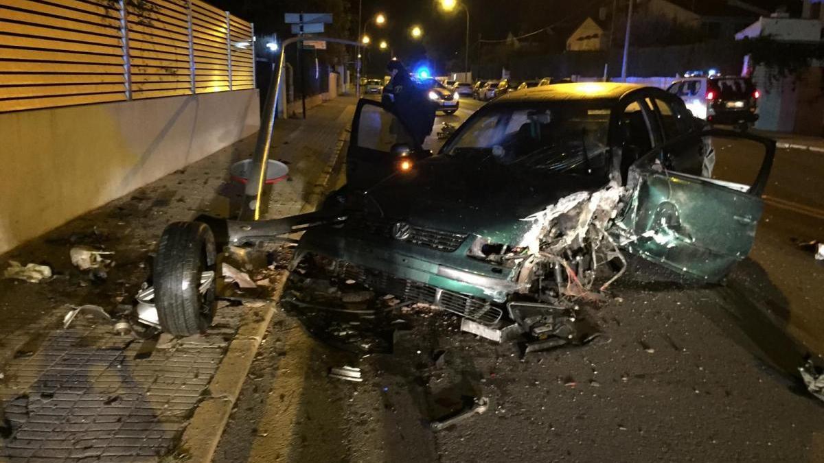 Colisiona contra un muro al huir de un control policial en Benicàssim