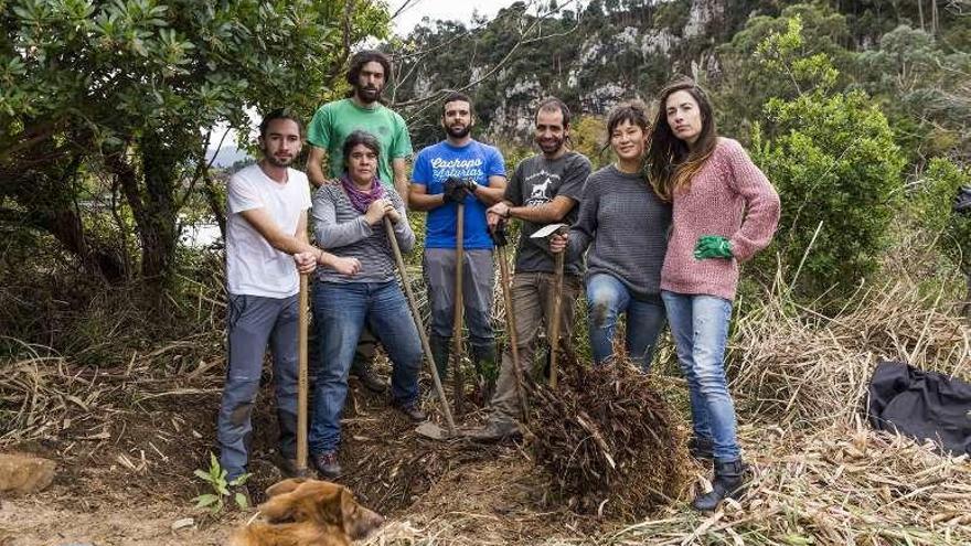 Los jóvenes riosellanos que protagonizaron el acto simbólico contra el plumero de la Pampa.