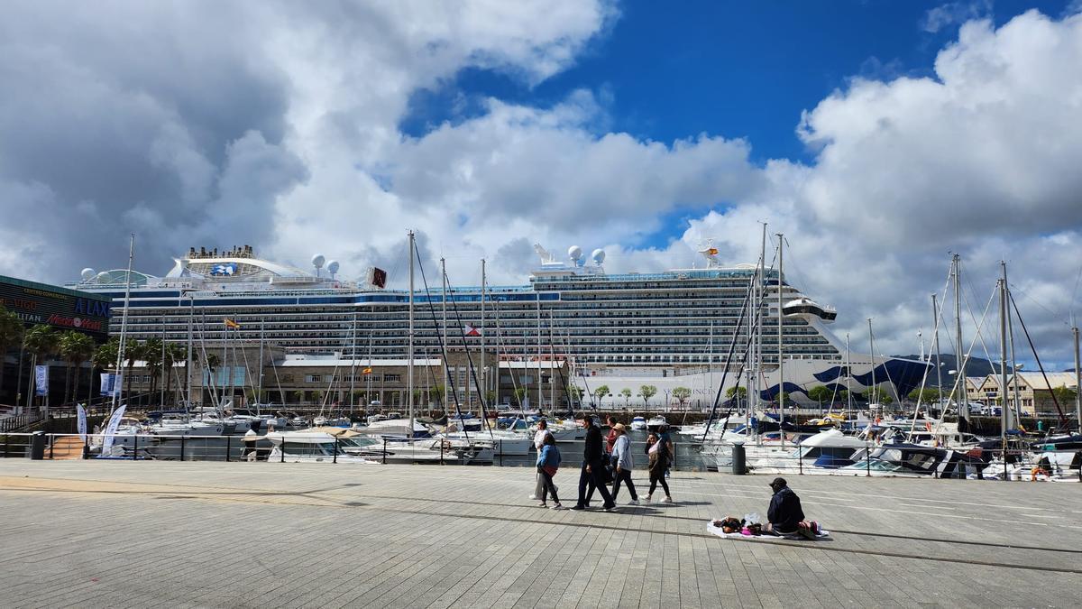 El 'Sky Princess', esta tarde de jueves atracado en el muelle de cruceros de Vigo.