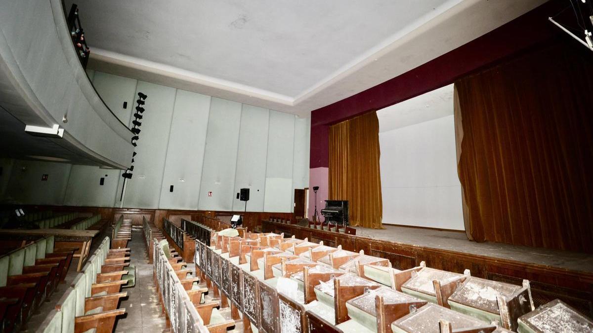 Estado actual del salón de actos del colegio Gesta.