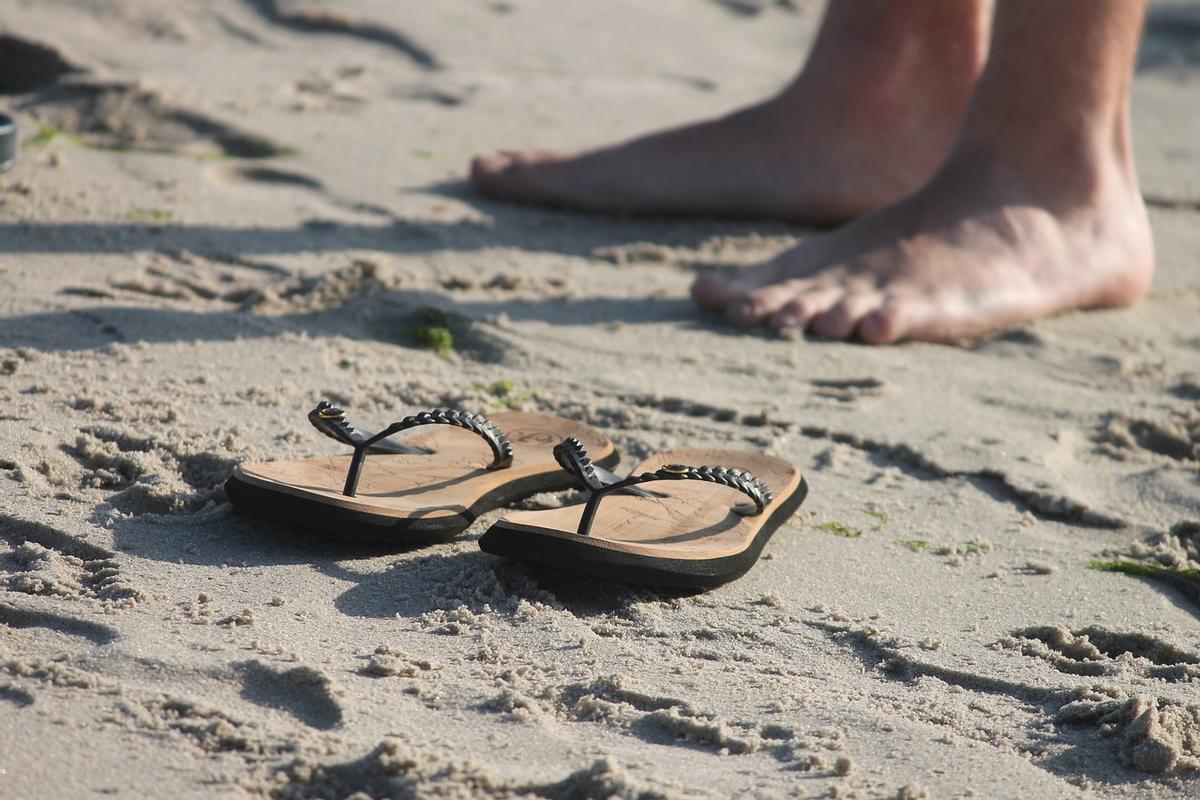 No se debe abusar de las sandalias pero en la playa y en la piuscina son muy importantes