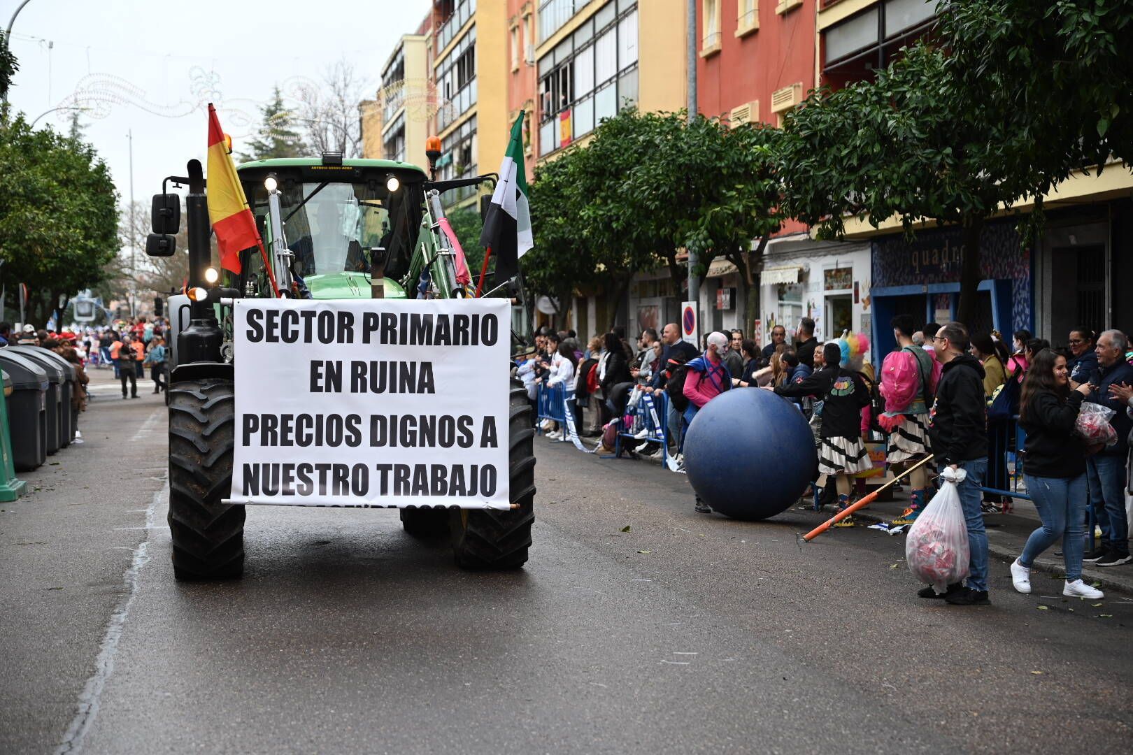 Galería | Los tractores abren el desfile de comparsas del Carnaval de Badajoz