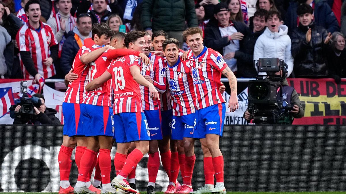 Los jugadores del Atlético celebran el gol de Julián Álvarez ante Osasuna.