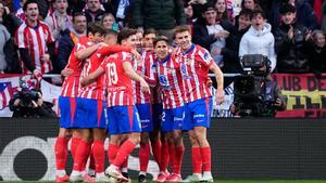 Los jugadores del Atlético celebran el gol de Julián Álvarez ante Osasuna.