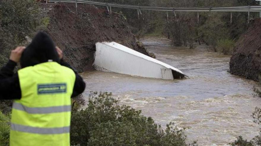 Vista del puente que se hundió, ayer, en Ciudad Real. / efe