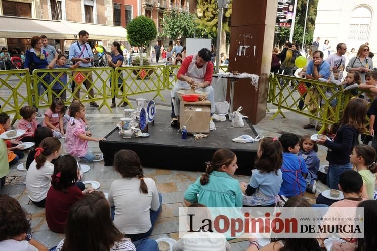 Taller de barro en la Plaza del Romea