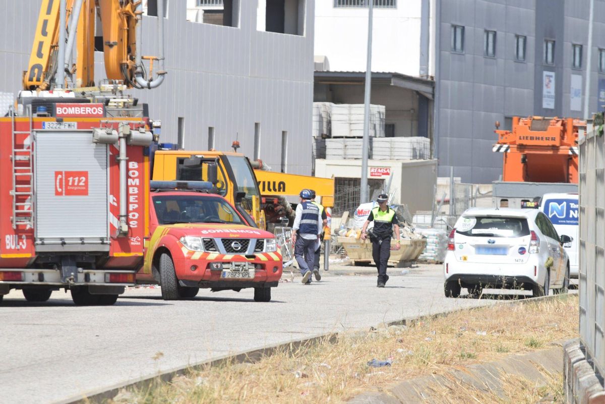 Las autoridades desplazadas trabajando en las labores de rescate.