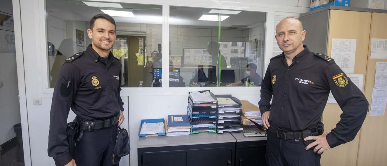 Los inspectores de Policía Simón Sánchez y Miguel Ángel López. | GUILLEM BOSCH