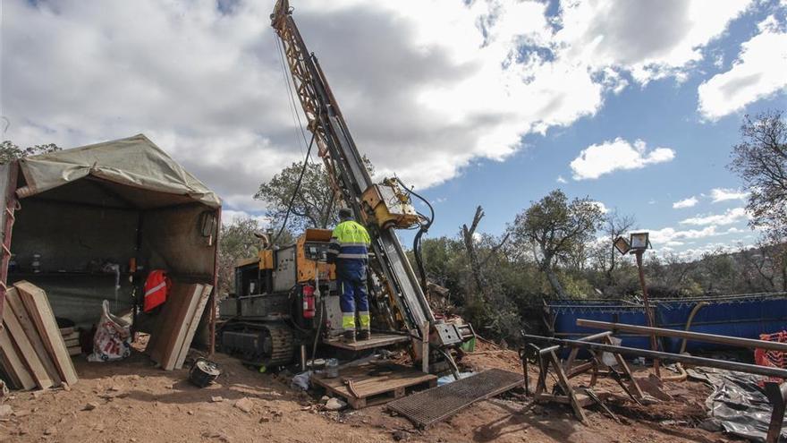 Minas tiene vivos tres expedientes para explotar el litio de Valdeflores en Cáceres