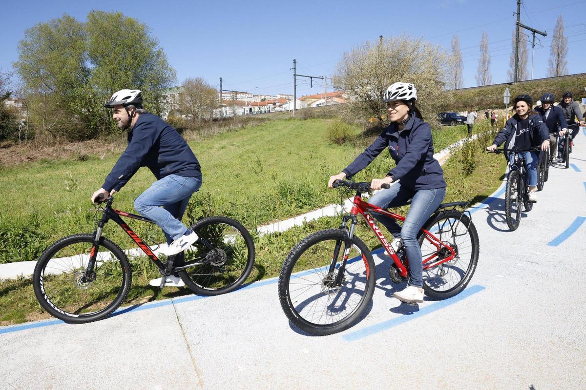 Los conselleiros Diego Calvo y María M. Allegue, en primer término, recorriendo en bici el tramo.