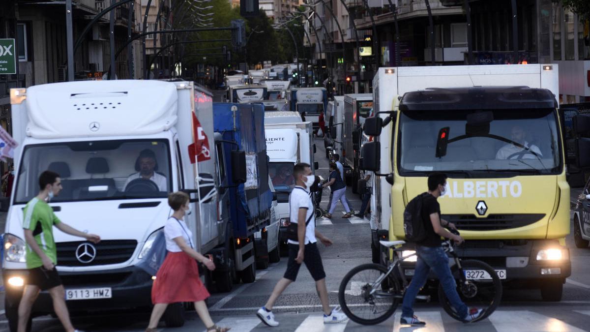 Protesta de los vendedores ambulantes para pedir que se flexibilicen las normas de los mercados semanales.