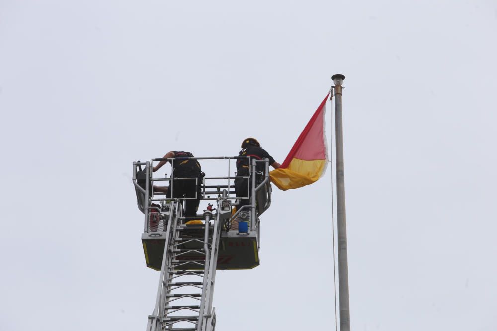 Los "Amigos de la bandera de España" reponen la enseña de la Plaza del Mar