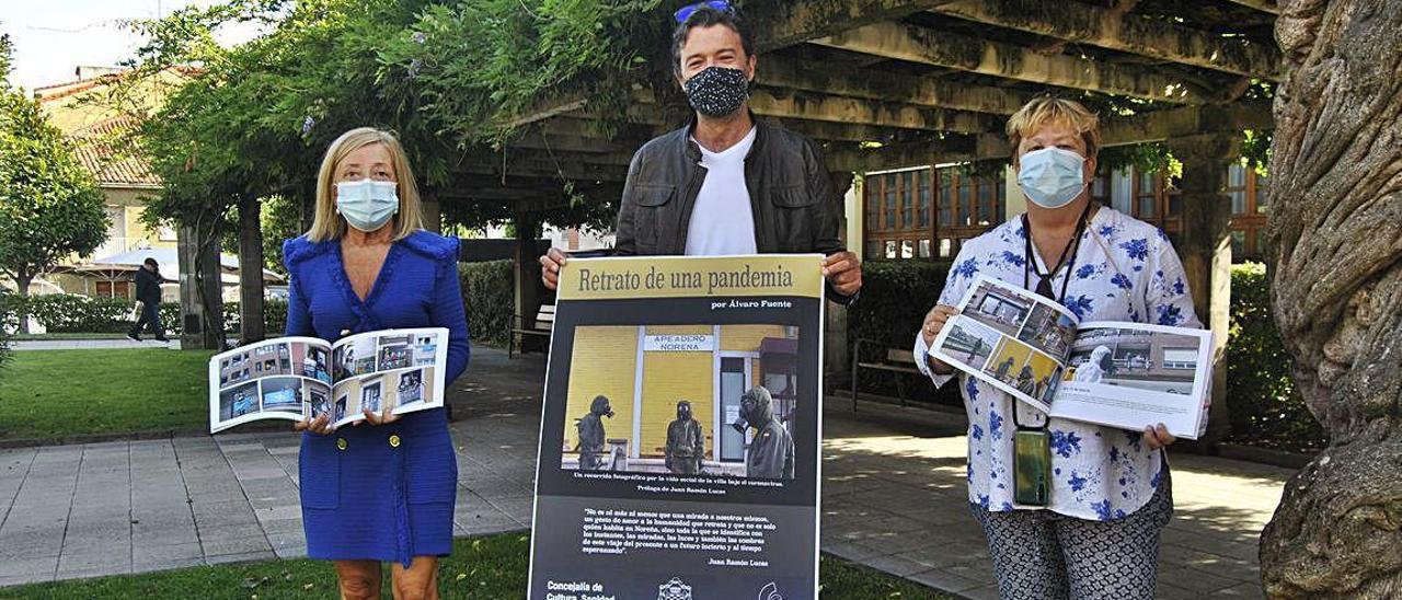 Por la izquierda, Amparo Antuña, Álvaro Fuente y Pilar Cuesta, con el libro.