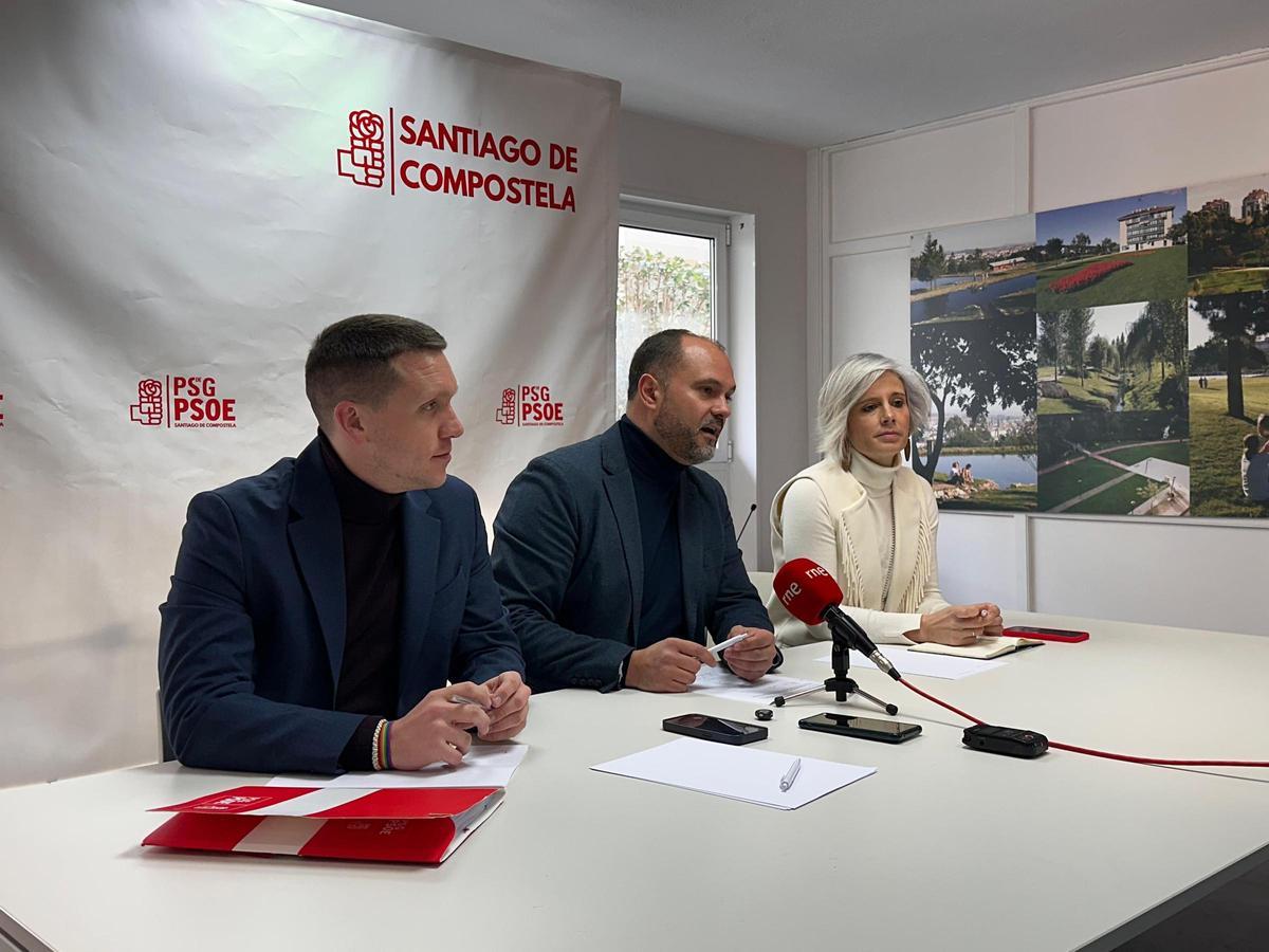 Los socialistas Bouza, Fernández e Iglesias en rueda de prensa en Santiago