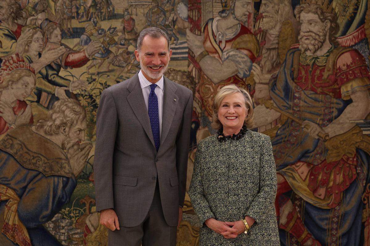 Felipe VI se reúne con Hillary Clinton en la Zarzuela