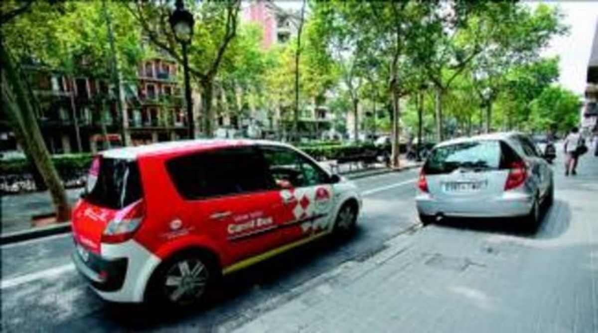 Un dels dos cotxes especials que controlen el carril bus pren les dades d’un infractor, divendres. Un dels dos cotxes especials que controlen el carril bus pren les dades d’un infractor, divendres.