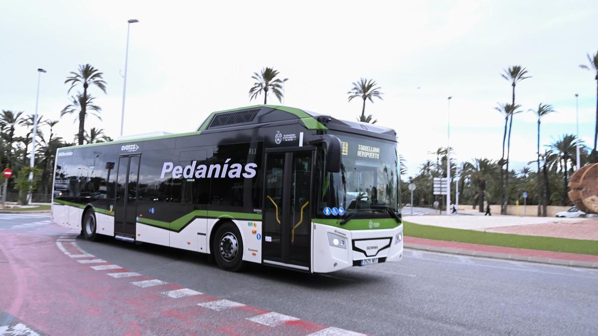 Un autobús, en este caso del servicio de pedanías, moviéndose por el casco urbano
