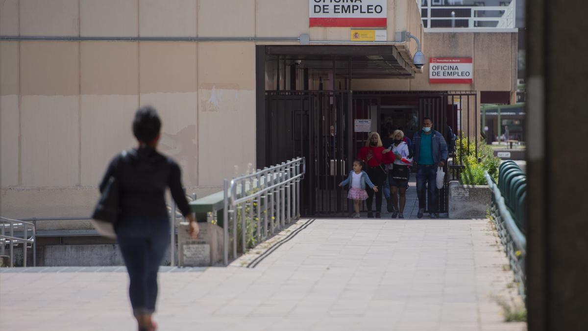 Varias personas en la puerta de una oficina del SEPE.