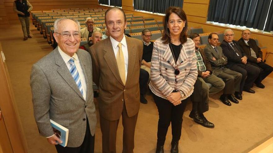 Rodríguez Alcaide diserta sobre el profesor Manuel Medina Blanco