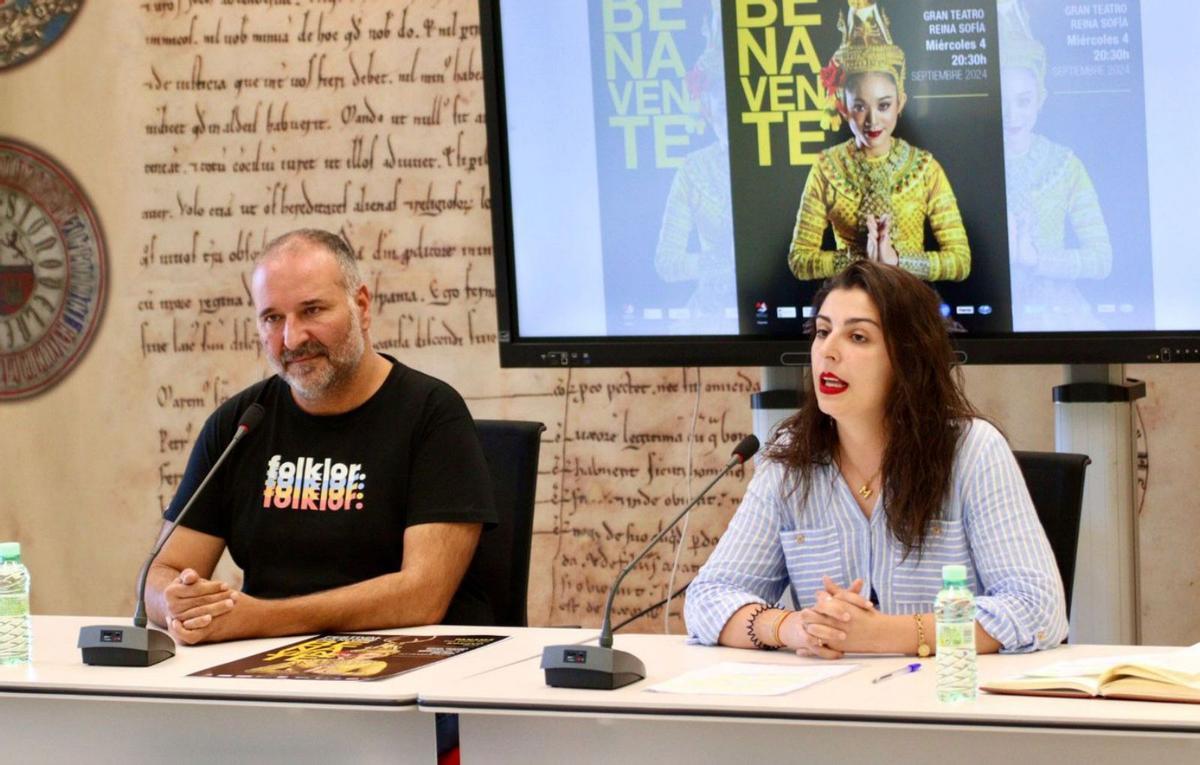 El director del festival, Antonio Martín, y la concejala de Cultura, Mercedes Benítex, durante la presentación. | E. P.