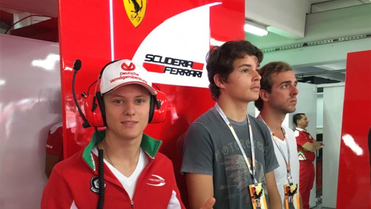 Mick Schumacher, de visita en el box de Ferrari