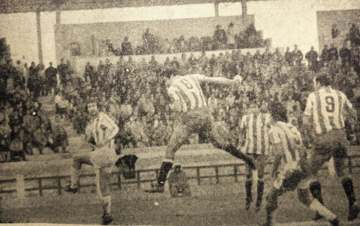 Joaquín cabecea en El Arcángel para lograr el primer gol ante el Córdoba CF -con Quini a la derecha-, el 5 de diciembre de 1976.