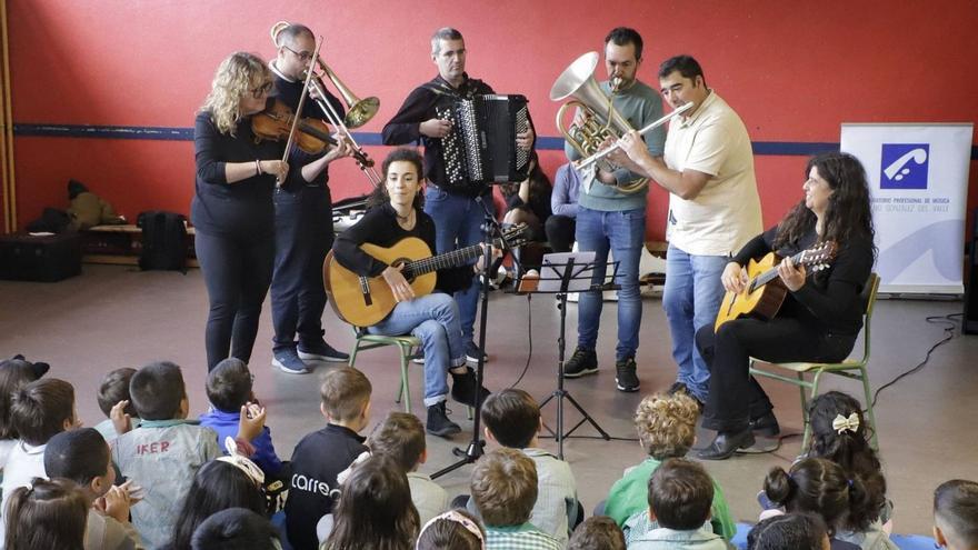 El Conservatorio estimula el gusto por la música en el colegio La Ería
