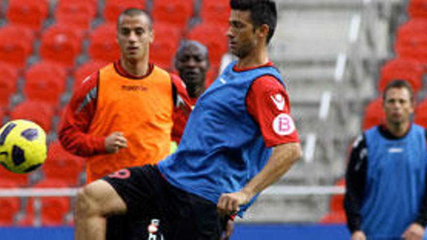 Sergio Tejera observa a Martí, con el balón, en un lance del entrenamiento de ayer en el Iberostar Estadio.