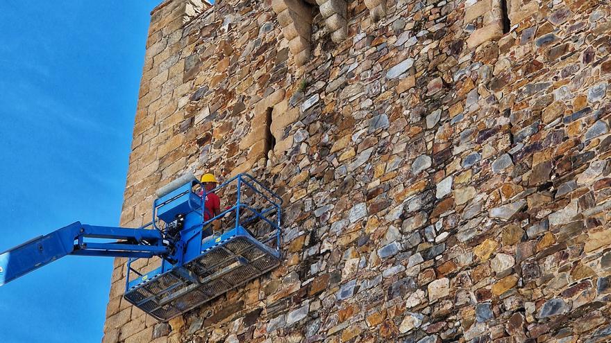 Intervienen de urgencia en la Torre de Bujaco para evitar más desprendimientos