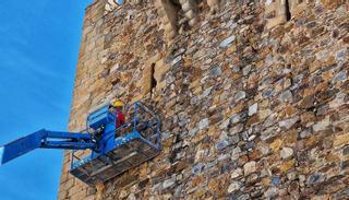 Intervienen de urgencia en la Torre de Bujaco para evitar más desprendimientos